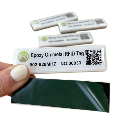 金属耐性の長距離フレキシブル RFID ステッカー タグ、金属上のソフト UHF タグ、ソフト工業用資産追跡、印刷可能な UHF RFID 金属耐性タグ